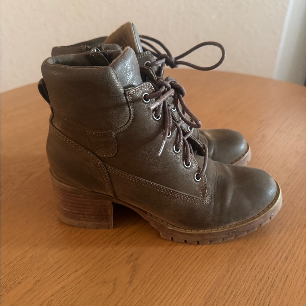 Combat boots